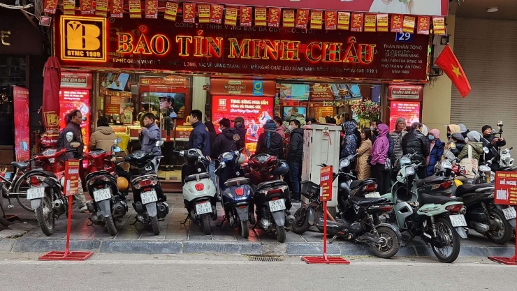 Người mua xếp hàng vây kín cửa hàng vàng Bảo Tín Minh Châu trên phố Trần Nhân Tông trong sáng ngày 22/1. Ảnh: Thái Nguyễn
