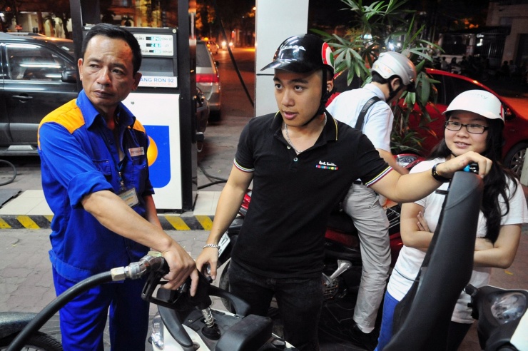 Giá xăng giảm, giá dầu tiếp tục đi lên - 1