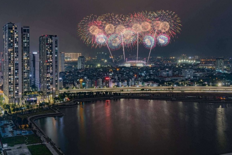 Một góc nhìn xa về màn bắn pháo hoa ở SVĐ Mỹ Đình. Ảnh: THQP