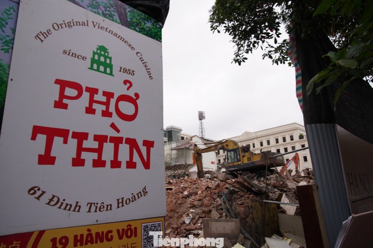 Những ngày qua, công tác phá dỡ các công trình trụ sở, nhà dân phía mặt phố Đinh Tiên Hoàng đang được đẩy nhanh tiến độ, bảo đảm hoàn thành trong tháng 3 để triển khai Dự án Quảng trường – Công viên phía Đông hồ Hoàn Kiếm.