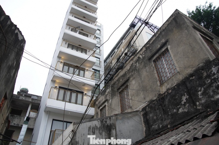 Khách sạn có mặt trước trên phố Lý Thái Tổ, mặt sau thông ngõ 61 Đinh Tiên Hoàng hiện vẫn hoạt động phục vụ khách. Khách sạn được xây dựng từ năm 2019, hoạt động chính thức từ tháng 4/2025, cũng trong diện phải di dời