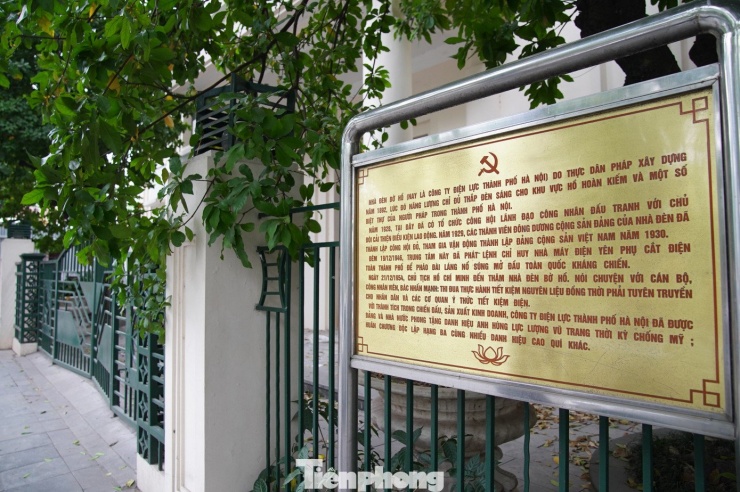 UBND phường đã tiếp nhận mặt bằng của 8/17 tổ chức, 37/43 hộ dân đã bàn giao nhà, hiện các đơn vị đang tiến hành khẩn trương phá dỡ