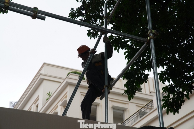 UBND phường Hoàn Kiếm đã phê duyệt toàn bộ phương án BTHTTĐC đối với 17 tổ chức và 43 hộ dân, phấn đấu hoàn thành công tác GPMB trong tháng 03/2026