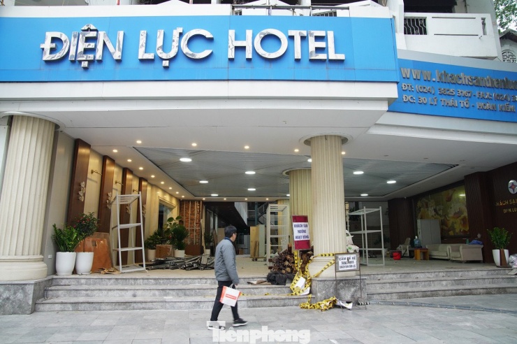 Khách sạn Điện lực tại địa chỉ 30 Lý Thái Tổ đang khẩn trương tháo dỡ, di chuyển đồ đạc để chuẩn bị công tác phá dỡ
