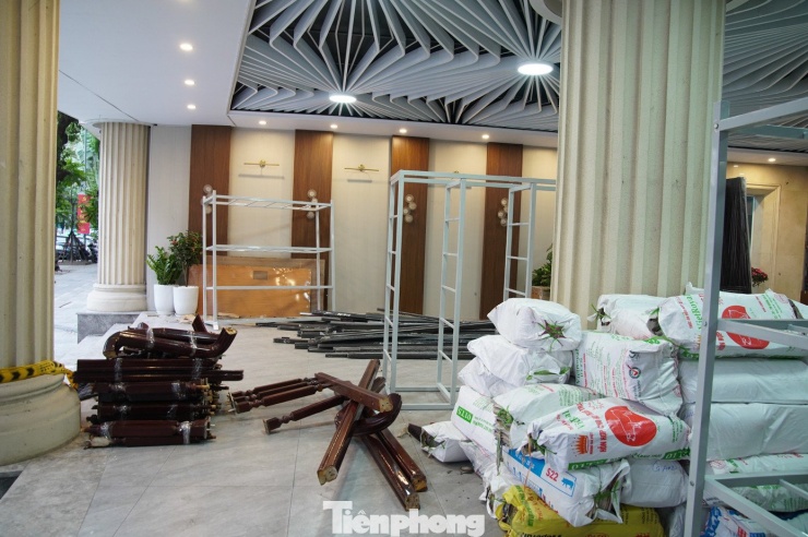 UBND phường Hoàn Kiếm cho biết, đơn vị đang tiến hành chi trả tiền bồi thường hỗ trợ cho các hộ dân và tổ chức thuộc dự án. Đồng thời, khẩn trương phối hợp với UBND phường Yên Hòa, UBND phường Việt Hưng và UBND xã Đông Anh để hoàn tất các thủ tục liên quan đến việc cho thuê đất đối với các tổ chức ngành điện và giao đất đối với các hộ dân thuộc dự án.