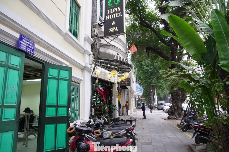 Khu đất có ranh giới phía tây giáp hồ Hoàn Kiếm và đường Đinh Tiên Hoàng; phía bắc giáp khu dân cư hiện hữu; phía đông giáp phố Lý Thái Tổ; phía nam giáp phố Trần Nguyên Hãn. Quảng trường mới sẽ được hình thành ở phía đông hồ Hoàn Kiếm, kết hợp với không gian cây xanh, tạo điểm nhấn sinh hoạt cộng đồng, tổ chức các hoạt động nghệ thuật, triển lãm và sự kiện văn hóa.