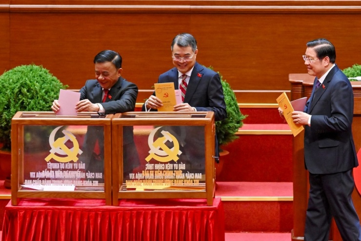 Thường trực Ban Bí thư Trần Cẩm Tú cùng các lãnh đạo Đảng và Nhà nước bỏ phiếu bầu Ban Chấp hành Trung ương khóa XIV.