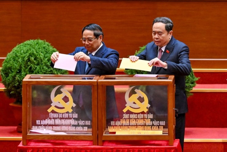 Các lãnh đạo Đảng và Nhà nước bỏ phiếu bầu Ban Chấp hành Trung ương khóa XIV.