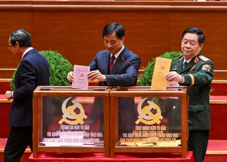 Các đại biểu bỏ phiếu bầu Ban Chấp hành Trung ương khóa XIV.