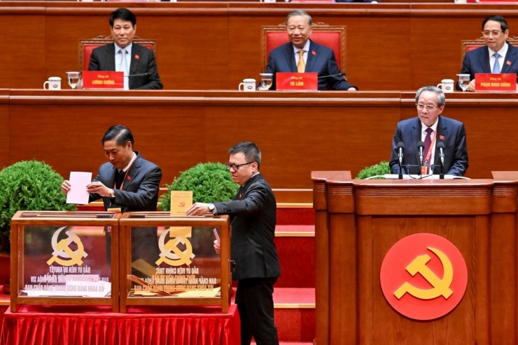 Các đại biểu bỏ phiếu bầu Ban Chấp hành Trung ương khóa XIV.