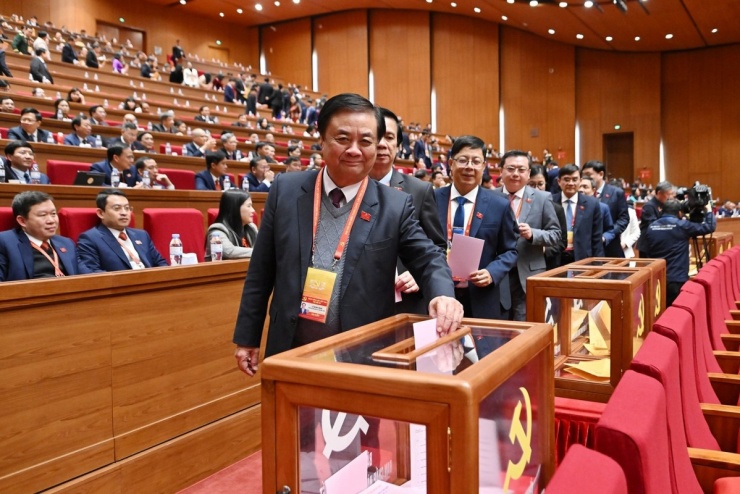 Các đại biểu bỏ phiếu bầu Ban Chấp hành Trung ương khóa XIV.