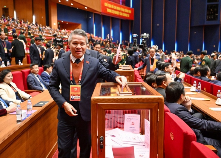 Các đại biểu bỏ phiếu bầu Ban Chấp hành Trung ương khóa XIV. 