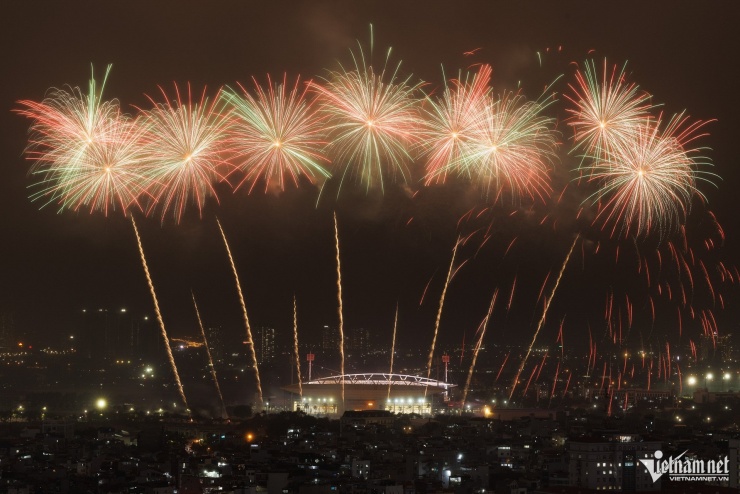 Màn bắn pháo hoa hỏa thuật trong khuôn khổ buổi tổng duyệt chương trình nghệ thuật đặc biệt “Dưới lá cờ vẻ vang của Đảng” vừa diễn ra tối 21/1 tại SVĐ Mỹ Đình.