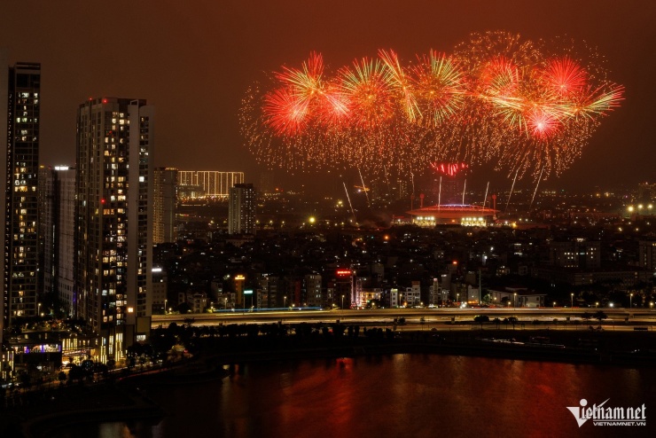 Theo đại diện Ban tổ chức, chương trình pháo hoa hoành tráng chưa từng có với những loại pháo mới lần đầu tiên trình diễn tại Việt Nam.&nbsp;