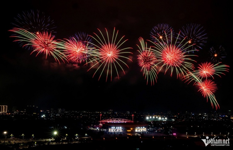 Pháo hoa hỏa thuật tại buổi tổng duyệt sự kiện nghệ thuật chào mừng Đại hội Đảng - 4