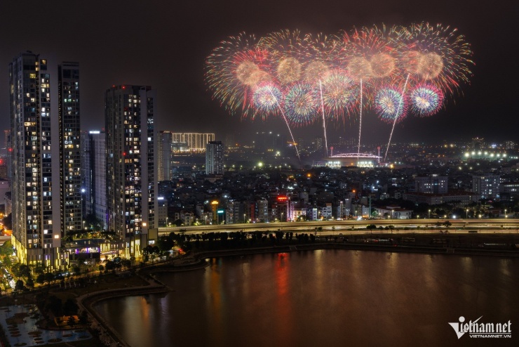 Kịch bản bắn pháo hoa hôm nay chỉ tương đương 5% so với quy mô màn trình diễn chính thức sẽ diễn ra vào ngày bế mạc Đại hội 14 của Đảng.