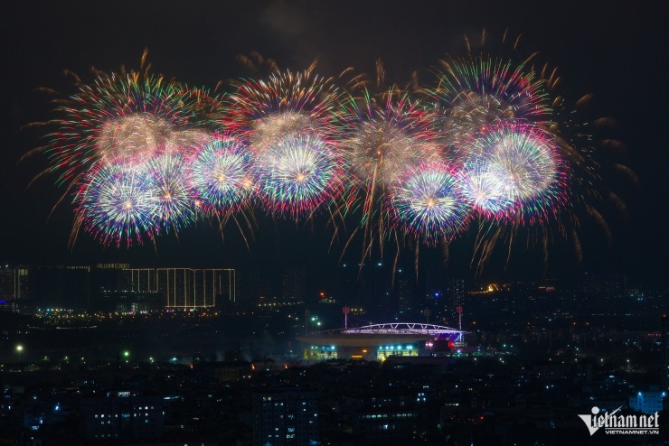 Theo đó, kịch bản được các chuyên gia pháo hoa xây dựng chặt chẽ, bảo đảm sự đồng bộ giữa ánh sáng, màu sắc và thanh âm, mang đến trải nghiệm và cảm xúc bùng nổ.