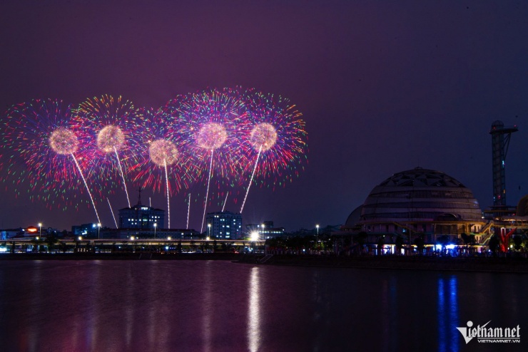 Pháo hoa hỏa thuật tại buổi tổng duyệt sự kiện nghệ thuật chào mừng Đại hội Đảng - 12