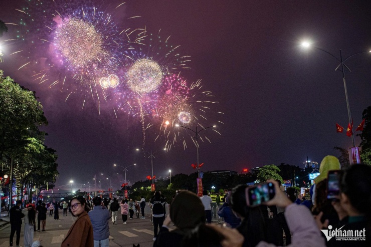 Quan sát từ khu vực bên ngoài sân vận động quốc gia Mỹ Đình, nhiều người dân bày tỏ sự phấn khích khi lần đầu tiên được chứng kiến pháo hoa tầm cao kết hợp với hệ thống hỏa thuật, đồng thời ấn tượng với quy mô và tính chuyên nghiệp của màn trình diễn pháo hoa nghệ thuật.