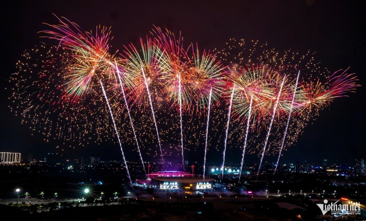 Dự kiến trong đêm diễn chính thức, màn trình diễn pháo hoa nghệ thuật tầm cao kéo dài 15 phút sẽ được tổ chức với gần 10.000 đơn vị pháo các loại, hứa hẹn tạo nên trận địa pháo mãn nhãn, “thiết đãi” người dân Thủ đô.