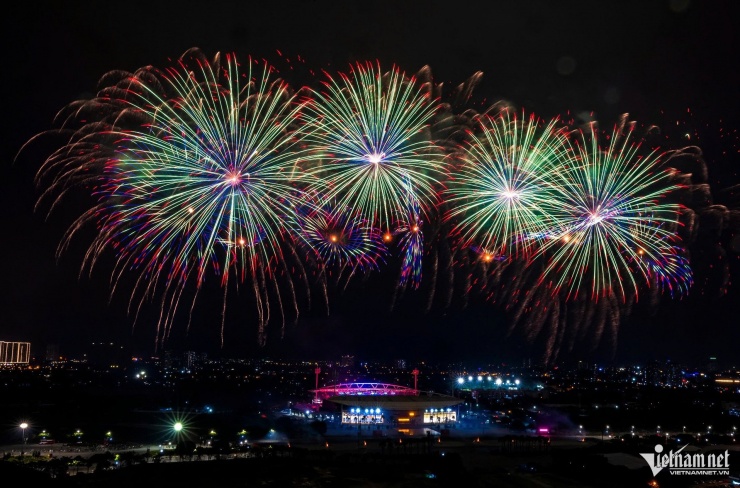 Chương trình nghệ thuật đặc biệt “Dưới lá cờ vẻ vang của Đảng” dự kiến có khoảng 15.000 đại biểu, khách mời tham dự, được truyền hình trực tiếp vào lúc 20h ngày 23/1 trên kênh VTV1 Đài Truyền hình Việt Nam và các nền tảng số.