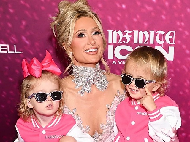 Hai con Paris Hilton sành điệu trên thảm đỏ