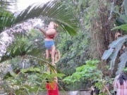 Chùa nổi tiếng ở Thái Lan "nổi giận" vì du khách tập yoga nhào lộn, mặc hở hang trong chùa