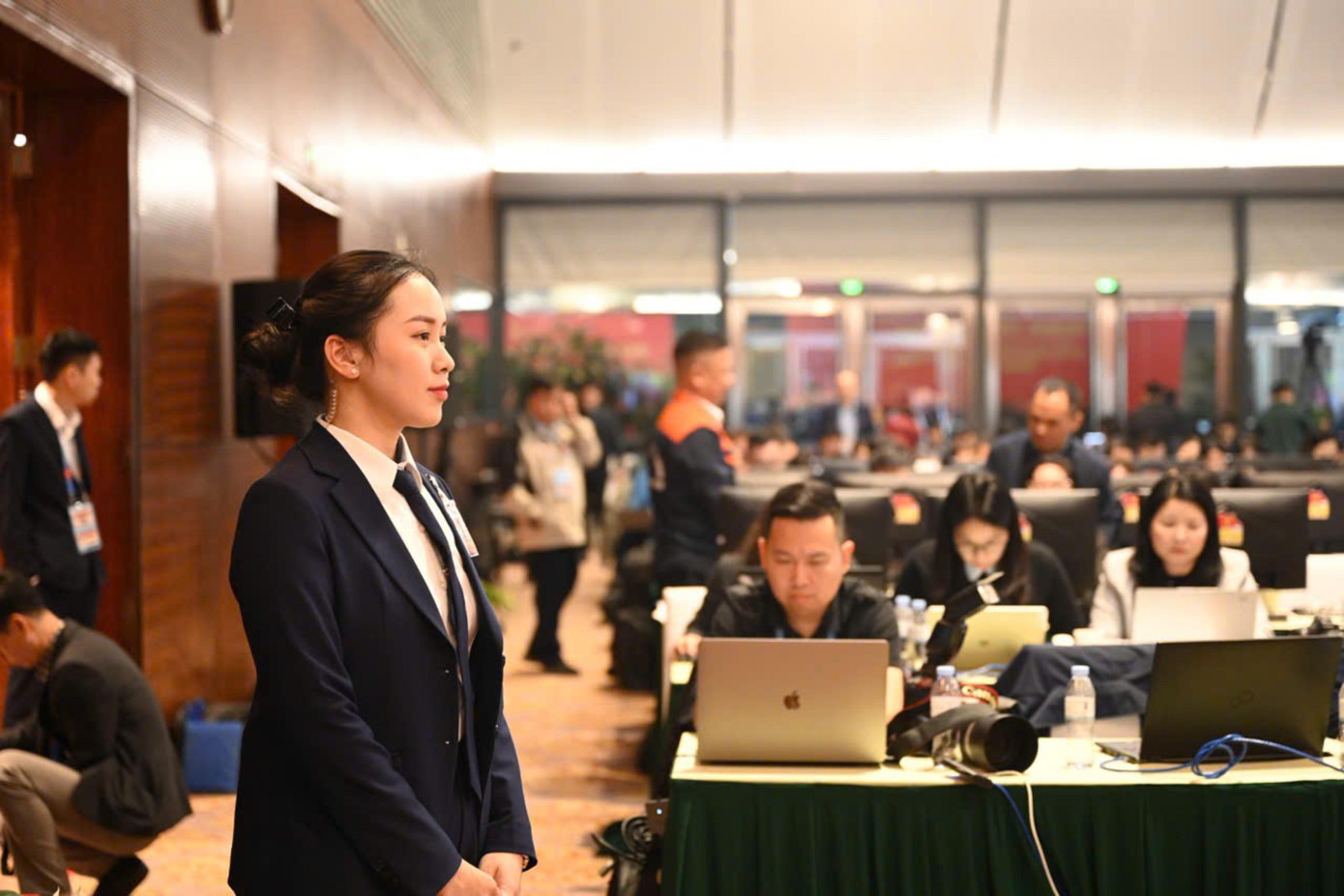 Từ in ấn, cấp phát thẻ, phù hiệu cho đến kiểm soát an ninh khu vực bảo vệ, bảo vệ vòng trong, làm nhiệm vụ tiếp cận, hỗ trợ chỉ huy và sẵn sàng cơ động khi có tình huống đột xuất. Mỗi vị trí đều đòi hỏi sự tỉnh táo, chính xác đến từng chi tiết nhỏ. Ảnh: H.Đ