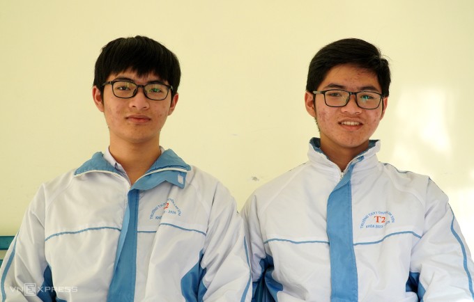 Lê Vĩnh Kỳ (trái) và Lê Phúc Khánh, chiều 20/1. Ảnh: Lê Hoàng