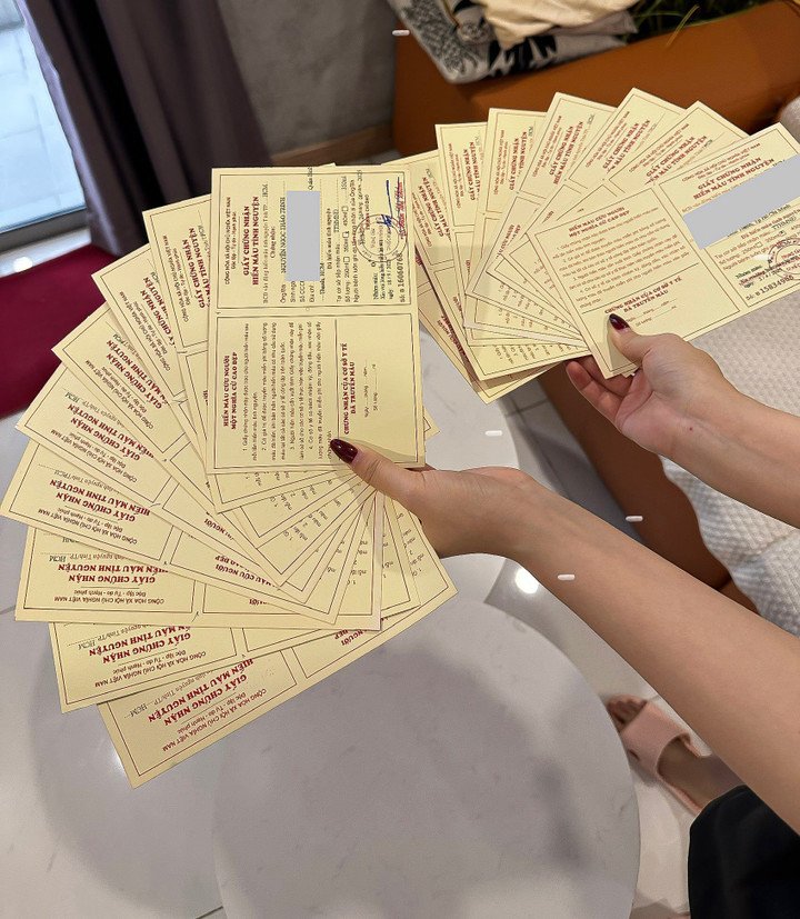 Thảo Trinh khoe 17 lần hiến máu trong hơn 2 năm của hai vợ chồng. (Ảnh: NVCC)