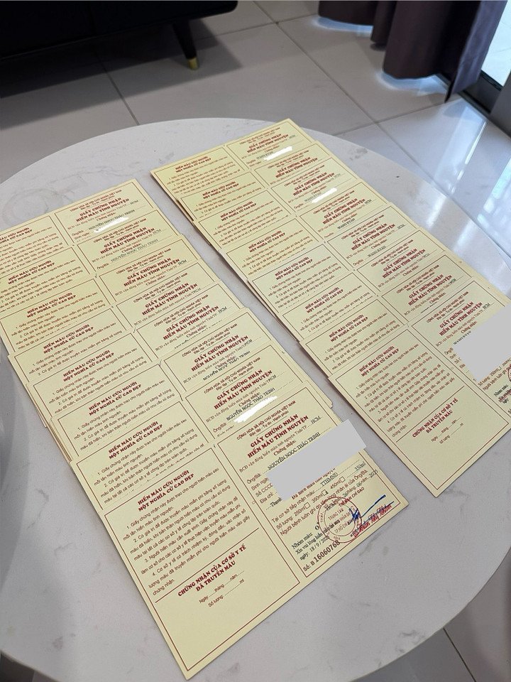 Những tờ giấy chứng nhận hiến máu của họ giúp lan tỏa tinh thần cho đi. (Ảnh: NVCC)