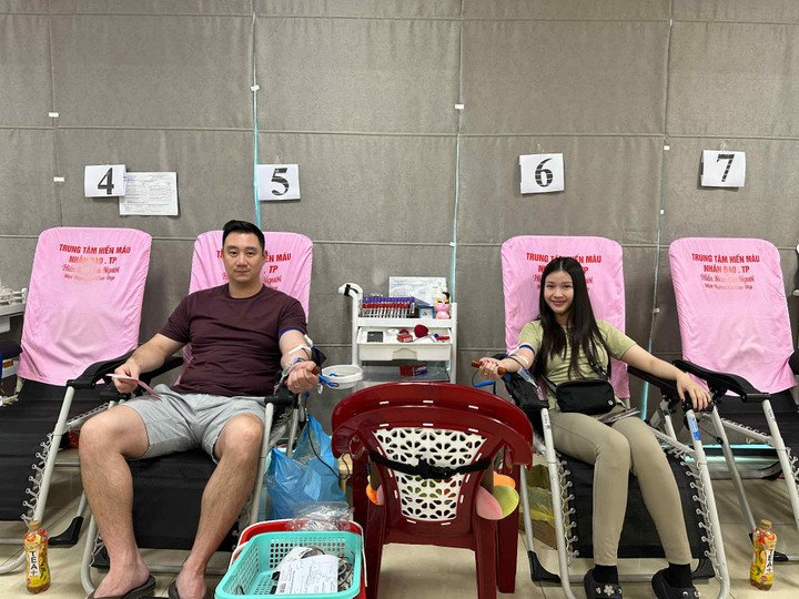 Hai vợ chồng trong một lần hiến máu tình nguyện. (Ảnh: NVCC)