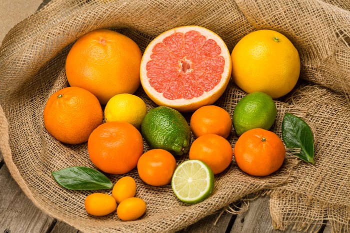 Trái cây họ cam quýt là những nguồn cung cấp vitamin C.