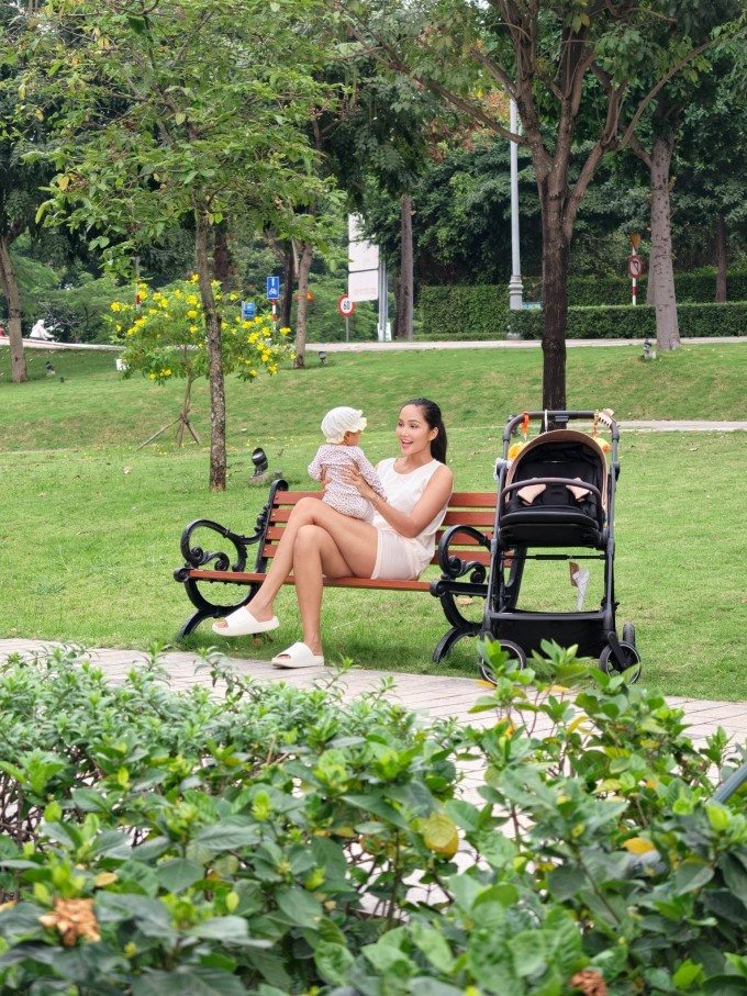 Trở thành mẹ bỉm sữa, phần lớn thời gian của H'Hen Niê dành cho con. Việc yêu thích nhất của cô là cùng con tận hưởng những giây phút thư thái khi đi dạo quanh khuôn viên gần nhà.