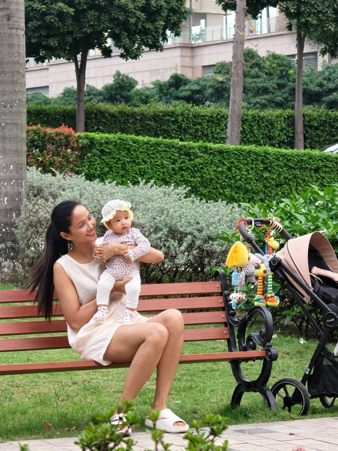 Bé Harley, con gái đầu lòng của H'Hen Niê và ông xã nhiếp ảnh vừa tròn bốn tháng tuổi cách đây vài ngày. Hoa hậu cho biết từ khi làm mẹ, cô thấy mỗi ngày của mình trở nên có ý nghĩa hơn. Cô luôn thấy hạnh phúc và biết ơn vì những gì mình đang có.