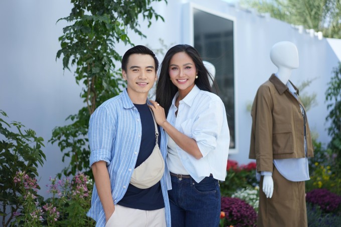 Từ khi con gái được hai tháng tuổi, H'Hen Niê bắt đầu trở lại công việc với một số sự kiện thời trang, ra mắt trong vai trò đại sứ thương hiệu và luôn có chồng đồng hành.