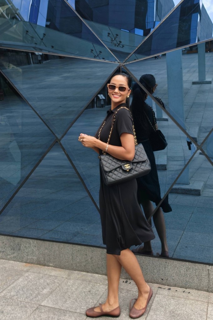 Mỗi lần xuất hiện, cô đều được khen "gái một con trông mòn con mắt", "về dáng thần tốc"...