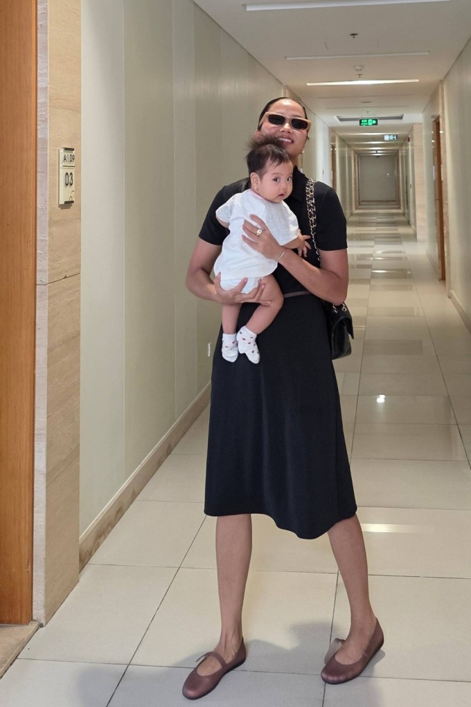 H'Hen Niê yêu cảm giác có con gái chờ mỗi lúc về nhà. Người đẹp cho biết đi đâu cũng mong nhanh được về bên em bé. Ngoài những ngày hiếm hoi không phải đi công tác hay ra ngoài họp hành, H'Hen Niê chủ yếu ở nhà.