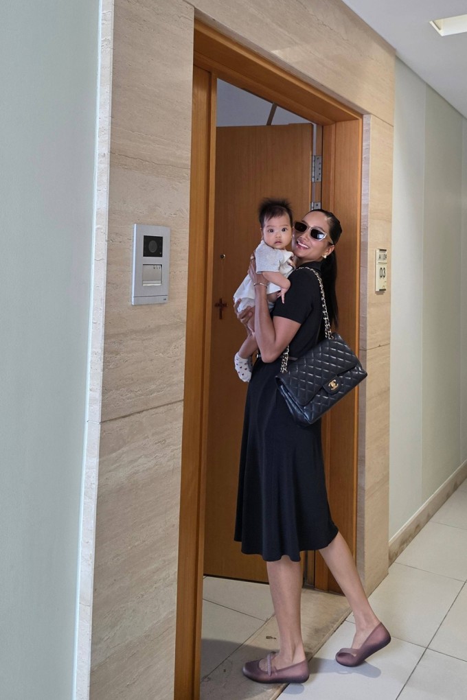 Harley tên thật Niê Nguyễn Mộc Đan, được nhận xét thừa hưởng làn da nâu của mẹ và nhiều nét đẹp trên gương mặt bố.