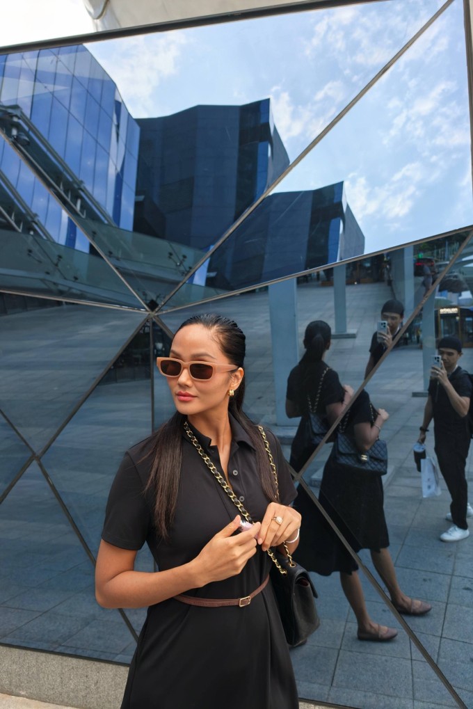 Trong một lần đi làm cùng chồng, người đẹp chọn trang phục tối màu cùng thắt lưng để che đi khuyết điểm của phụ nữ trong thời gian nuôi con nhỏ.