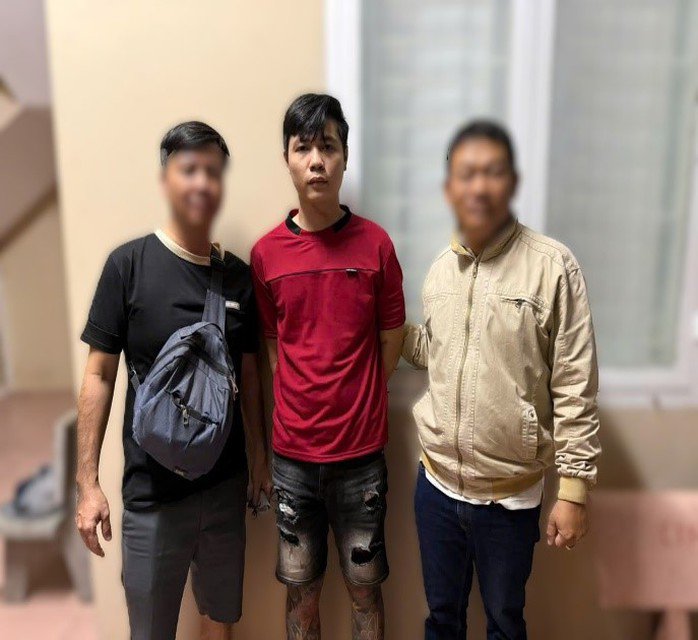 Đối tượng Lê Duy Anh (đứng giữa, mặc áo thun đỏ) lúc mới bị bắt