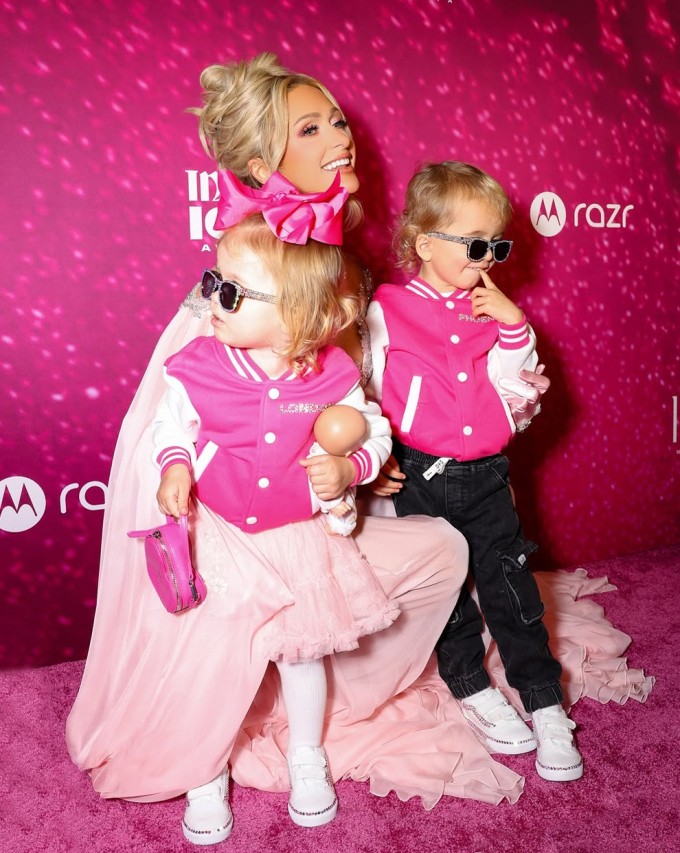 Phoenix - vừa đón sinh nhật ba tuổi vào tuần trước - tỏ ra dạn dĩ trước ống kính vì đã nhiều lần dự sự kiện cùng bố mẹ trong khi em gái bỡ ngỡ hơn.