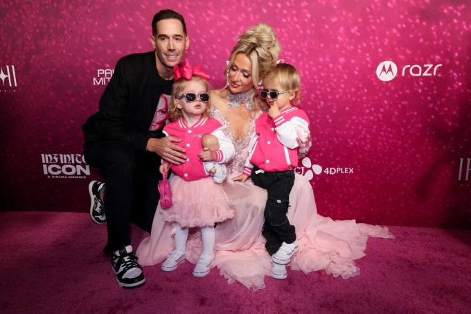 Chồng Paris, doanh nhân công nghệ Carter Reum, cùng các con đến ủng hộ cô ra mắt phim tài liệu 'Infinite Icon: A Visual Memoir'. Carter và Paris kết hôn năm 2021, lần lượt chào đón hai con vào tháng 1 và 11/2023 nhờ người mang thai hộ.