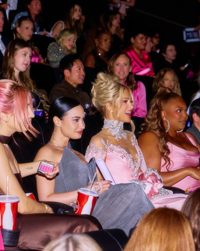 Paris Hilton cùng bạn bè nghệ sĩ, khán giả hào hứng xem bộ phim tài liệu về cuộc đời và sự nghiệp của cô. 'Infinite Icon: A Visual Memoir' theo chân Hilton từ những giấc mơ thời thơ ấu, những ngày ăn chơi, đến quá trình chuyển mình sang âm nhạc với album đầu tay và trở thành DJ, đồng thời vượt qua nạn lạm dụng khi còn là thiếu niên và giai đoạn khó khăn đầu những năm 2000.