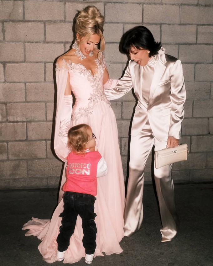 Ngôi sao truyền hình thực tế Kris Jenner - mẹ Kim Kardashian - thân thiết với gia đình Hilton nhiều năm.