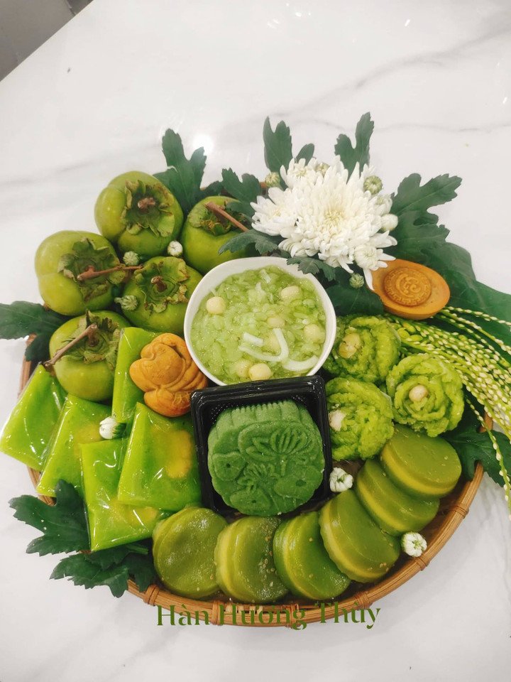 Mâm lễ ngày mùng 1 tháng 7, tất cả đều tạo màu từ lá dứa, riêng bánh dẻo tạo màu từ bột trà xanh.