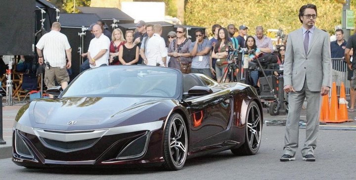 Diễn viên Robert Downey Jr. lái chiếc Acura NSX Roadster trong phim "The Avengers".