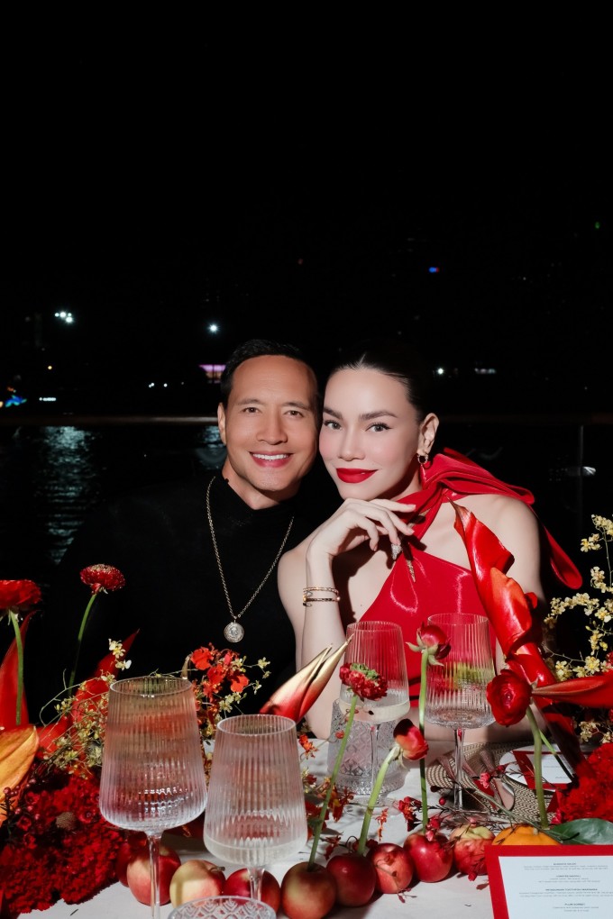 Ngồi cạnh vợ trên bàn tiệc, Kim Lý thường xuyên dành cho Hồ Ngọc Hà những cử chỉ tình tứ, quan tâm, ân cần.