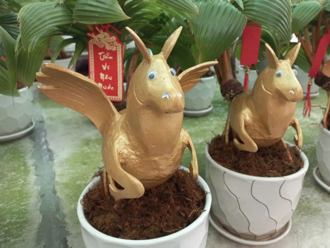 Dừa bonsai tạo hình ngựa thiên thần là sản phẩm được Tùng sáng tạo riêng cho năm nay. Ảnh: NVCC.