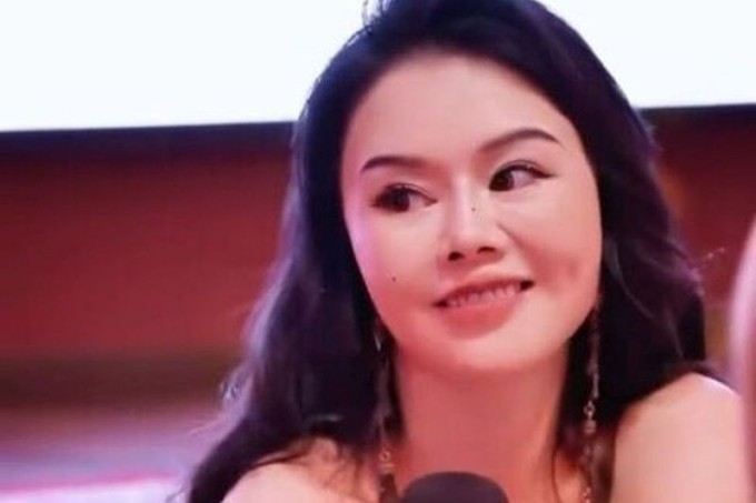 Zhou Yuan, gần 50 tuổi, người đứng sau hệ thống khóa học dạy phụ nữ quyến rũ. Ảnh: QQ